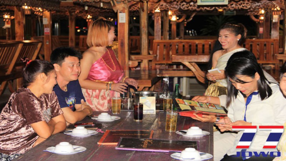 กระแสละคร ออเจ้า อินเทรน เด็กเสิร์ฟร้านอาหารครัวบุญเลิศแต่งชุดไทยเสิร์ฟอาหาร