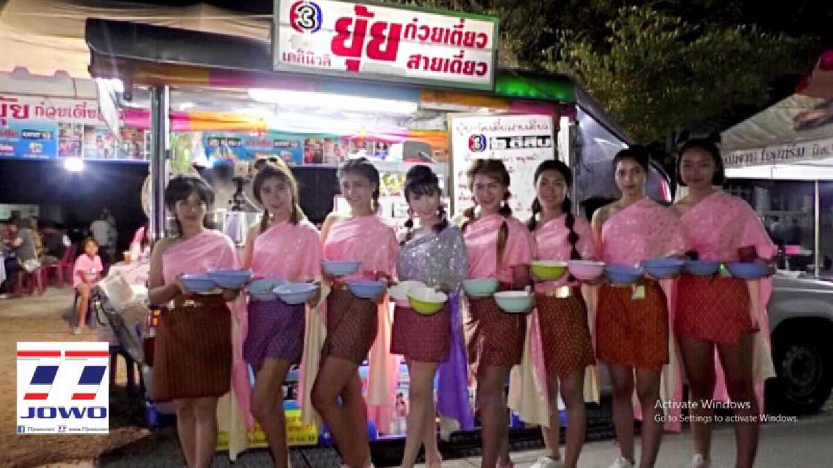 กระแส ละครบุพเพสันนิวาส ทำให้ ยุ้ยสายเดี่ยว แม่ค้าขายก๋วยเตี๋ยวเปลี่ยนลุคใหม่ หันมาใส่ชุดไทยขายก๊วยเตี๋ยว ปรากฏว่ามีลูกค้าอุดหนุนเพียบ