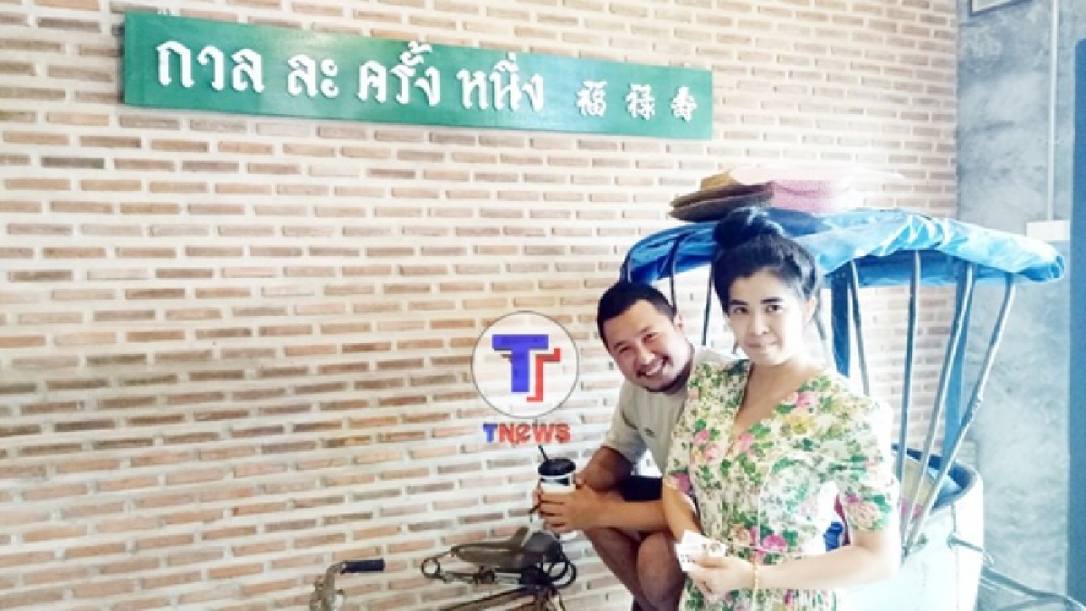 หนุ่มโรงงานชอบสะสมของเล่นวัยเด็ก เปิดร้านกาแฟสดบรรยากาศวินเทจ แต่แต่งชุดไทยทั้งขายทั้งเสริฟ สร้างสีสันกลางเมืองบ้านฉาง