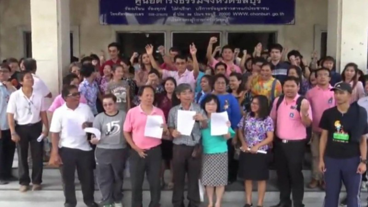 ครูนับ 100 ร้องศูนย์ดำรงธรรม "ถูกผอ.โรงเรียนกลั่นแกล้งสารพัด" เซ็นชื่อกักตัวทุกวัน ทั้งที่โรงเรียนปิดเทอม (มีคลิป)