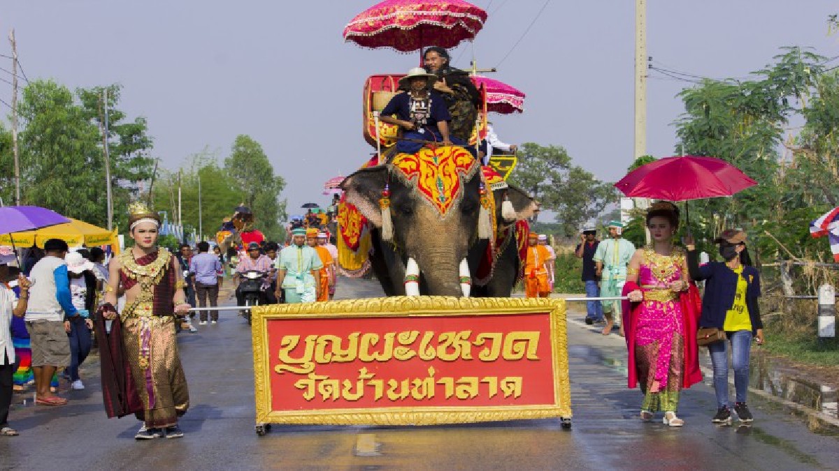 ยิ่งใหญ่อลังการ!! ช้างกว่า 70 เชือกและชาวบ้านท่าลาด ร่วมแห่ “บุญผะเหวดโบราณ มหาทานบารมี” (ชมคลิป)