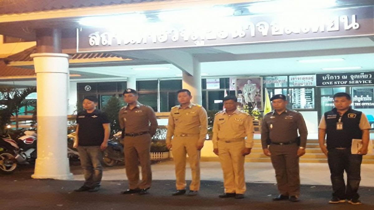 ตำรวจสภ.นาจอมเทียนสนธิกำลังหลายฝ่าย ปล่อยแถวระดมกวาดล้างอาชญากรรม ปิดล้อมตรวจค้นเป้าหมาย ช่วงก่อนเทศกาลสงกรานต์ (มีคลิป)