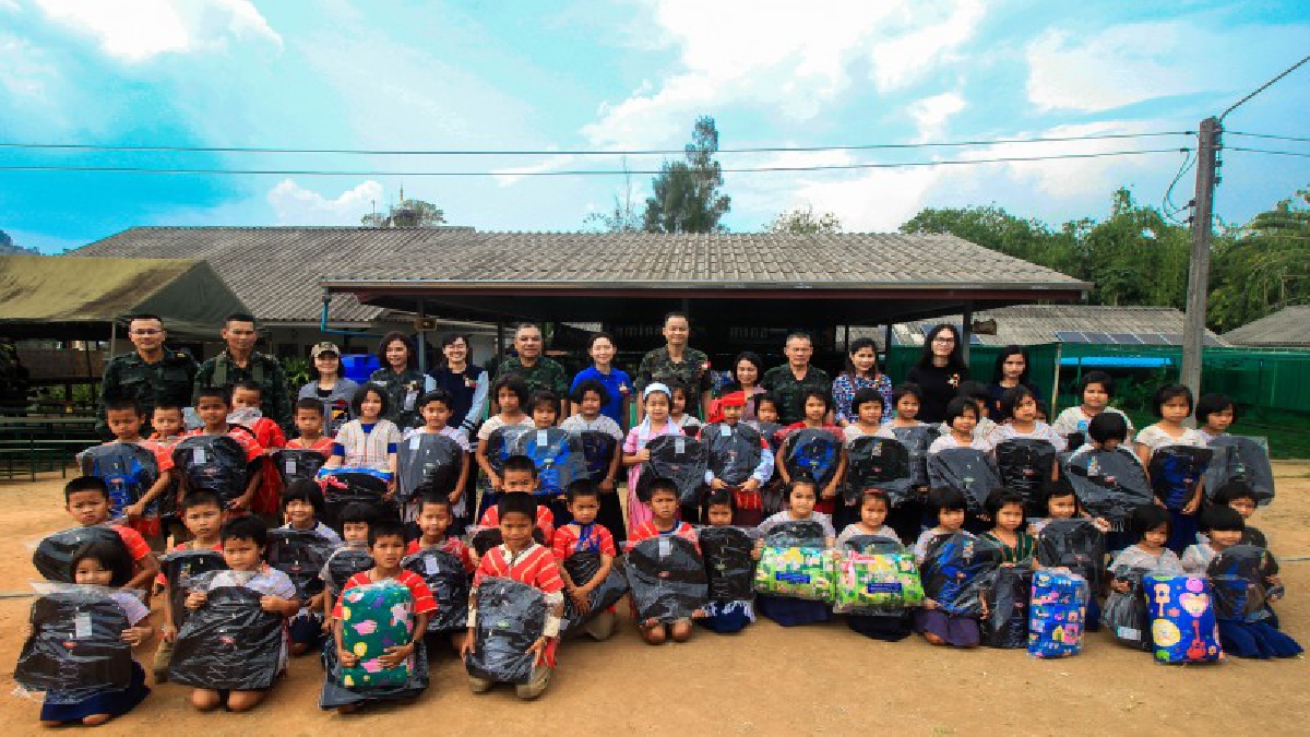 ผบ.พล.ร.9 ร่วมสื่อมวลชน ทำโป่งเทียมให้ช้างป่า มอบของอุปโภคบริโภค-ทุนการศึกษาให้นักเรียนในถิ่นทุรกันดาร