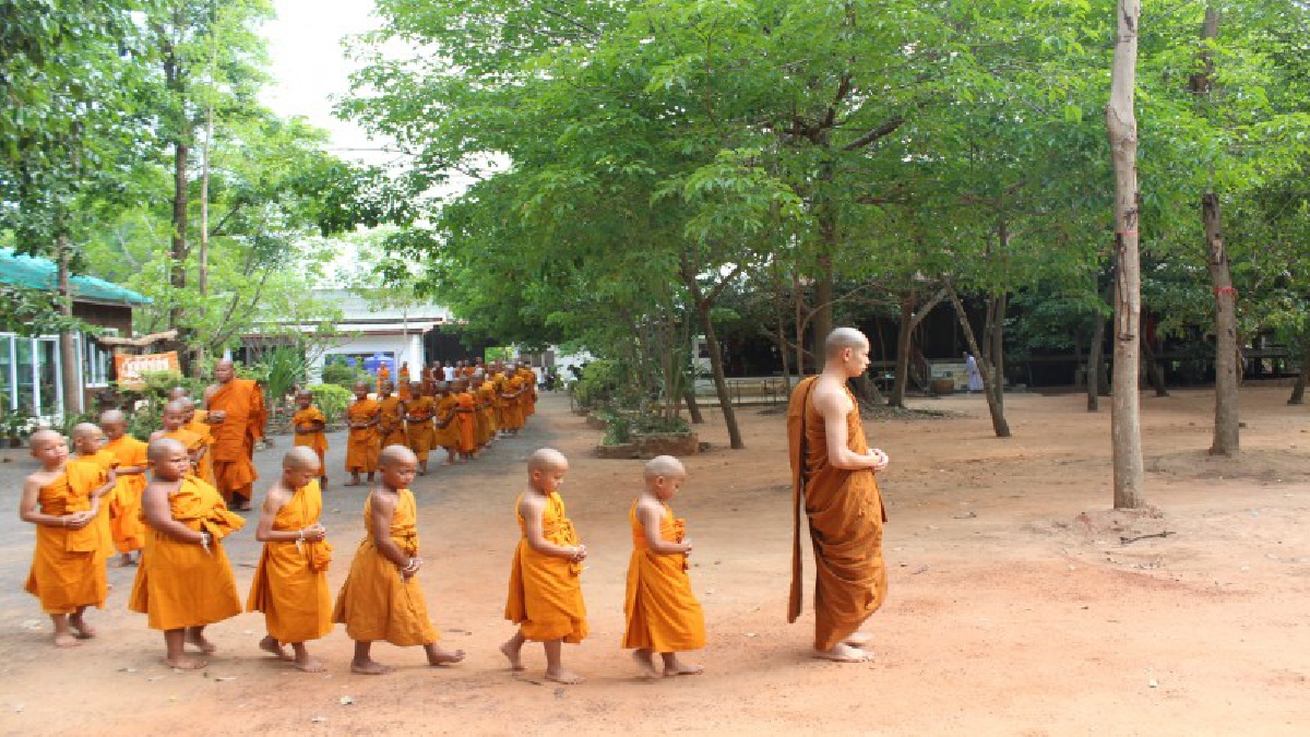 วัดโนนกุ่มอำเภอครบุรีโคราช จัดกิจกรรมโครงการปลูกหน่อแห่งพุทธะบรรพชาสามเณรภาคฤดูร้อน เฉลิมพระเกียรติสมเด็จพระเทพรัตนราชสุดาฯ (คลิป)