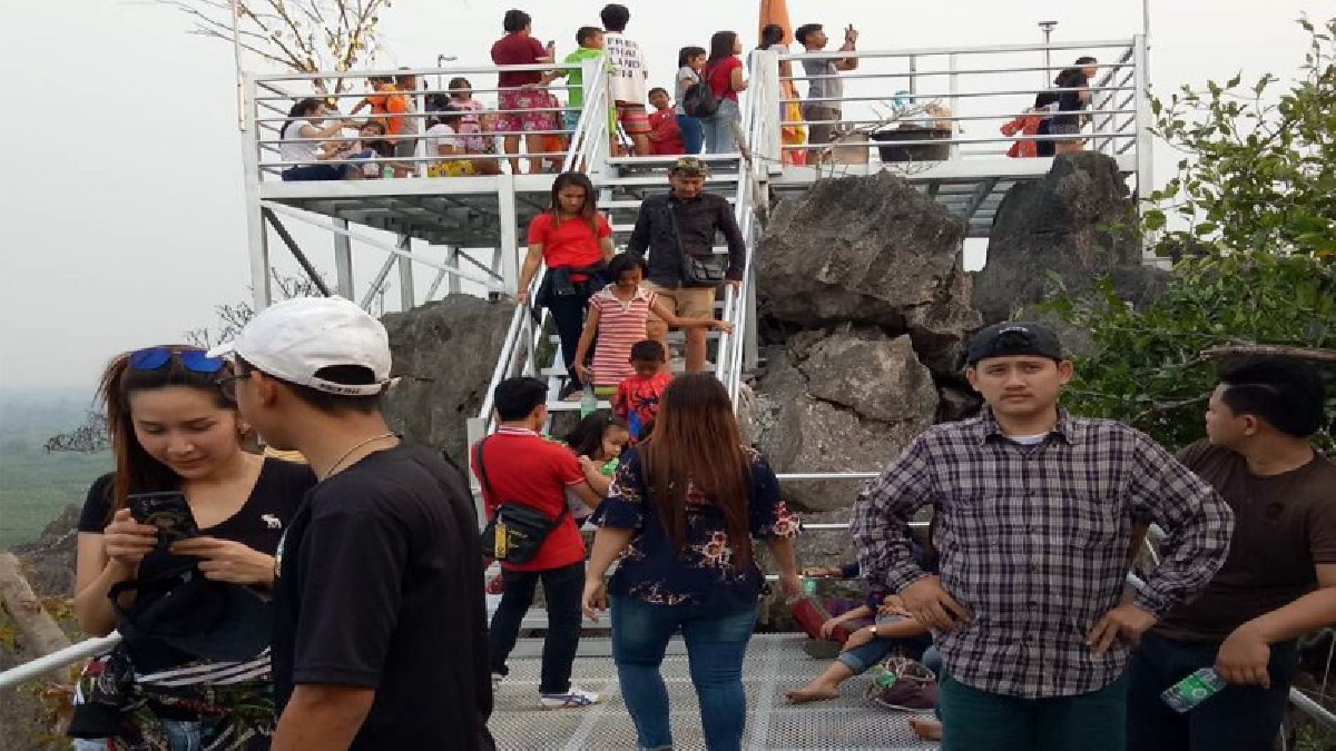 สกายวอล์คจุดชมวิวแห่งใหม่สระแก้ว นมัสการรอยพระพุทธบาท-ถ้ำพญานาคา วัดเขาสิงโต ผู้ว่าฯ-นายอำเภอ ลงพื้นที่เองสร้างความมั่นใจด้านความปลอดภัย