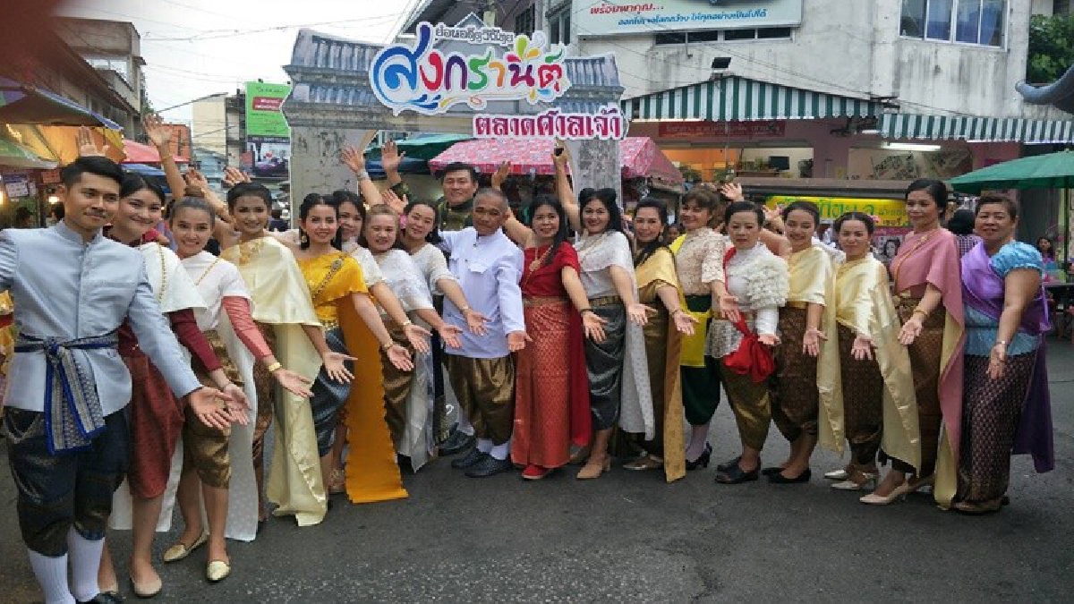 สุดเจ๋ง!! สงกรานต์ปีนี้ พ่อค้า แม่ค้า ไม่ตกเทรนออเจ้า ร่วมแต่งชุดไทยต้อนรับนักท่องเที่ยว มางาน "อุ่นไอรัก ตลาดศาลเจ้า" อย่างคึกคัก (มีคลิป)