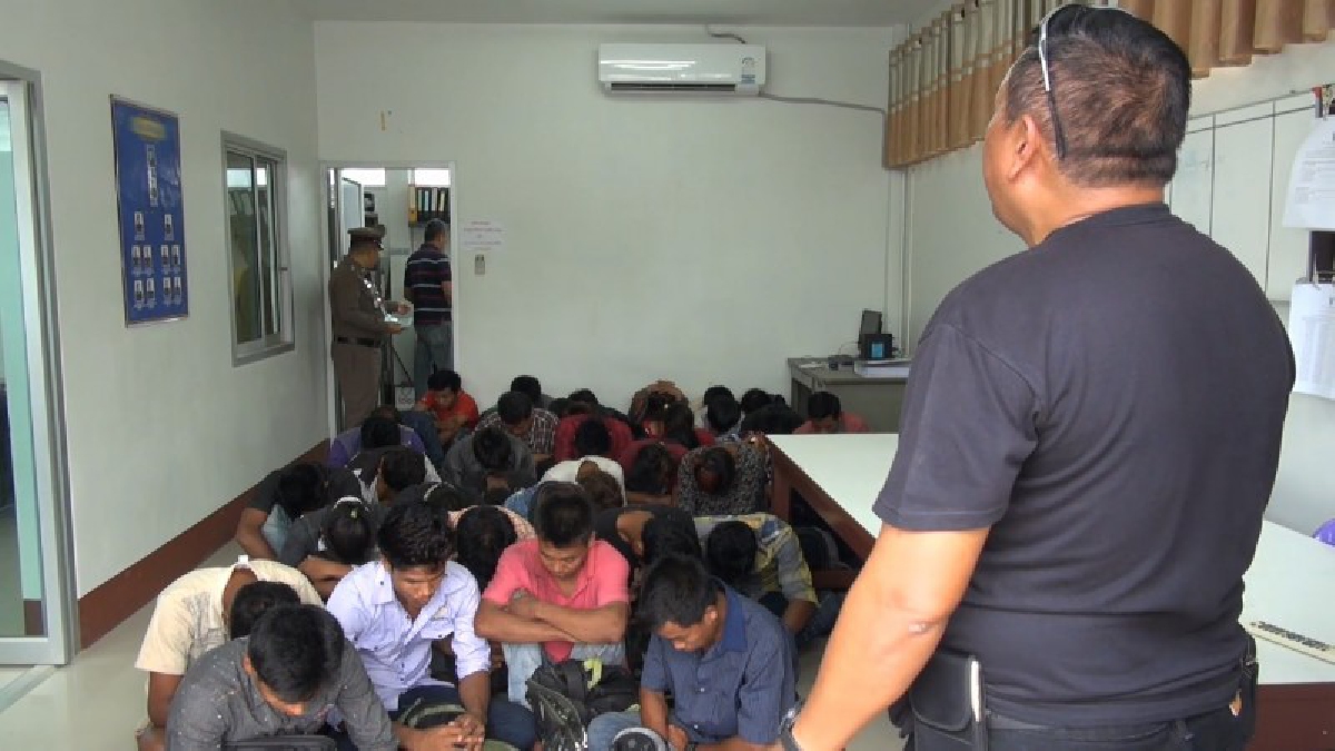 ตร.-ฝ่ายปกครองบุกจับแรงงานเถื่อนชาวเมียนมา 39 คน ซุกบ้านเช่ารอส่งเข้ามาเลเซีย  (คลิป)