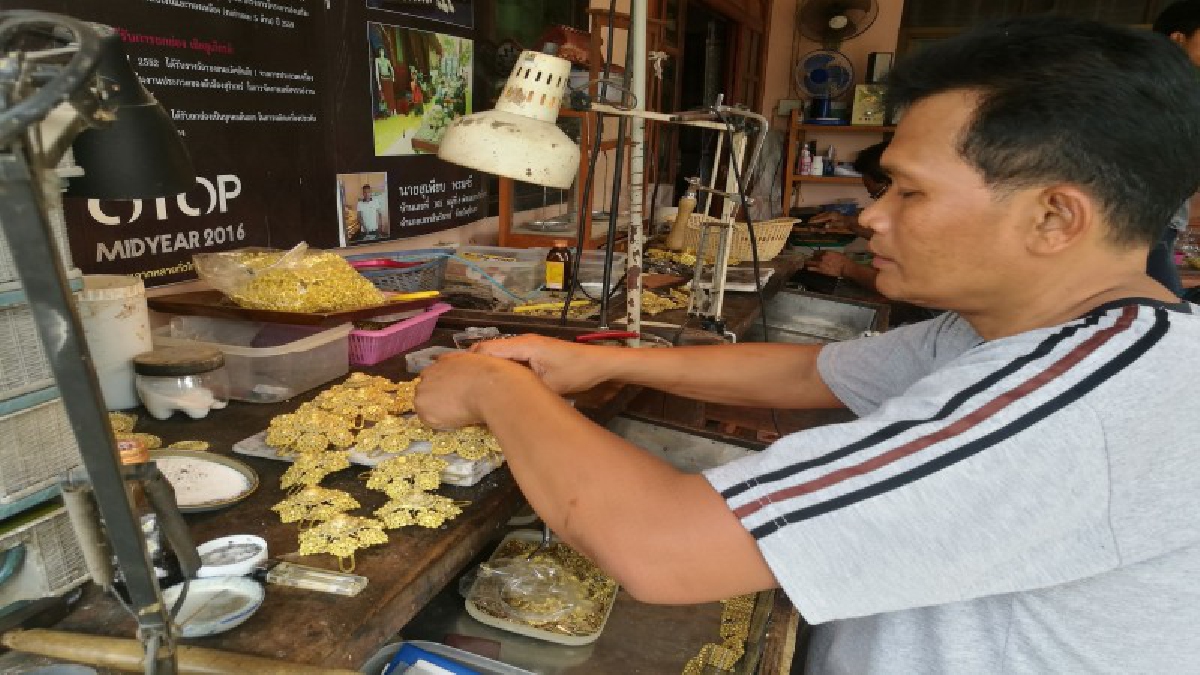 บุพเพสันนิวาสฟีเวอร์!! หนุ่มเมืองช้างฝังบุษย์น้ำเพชรเครื่องประดับทองเหลือง เร่งผลิตชิ้นงานส่งออเดอร์ตามกระแสละครดังยอดปังรายได้กว่าครึ่งล้าน