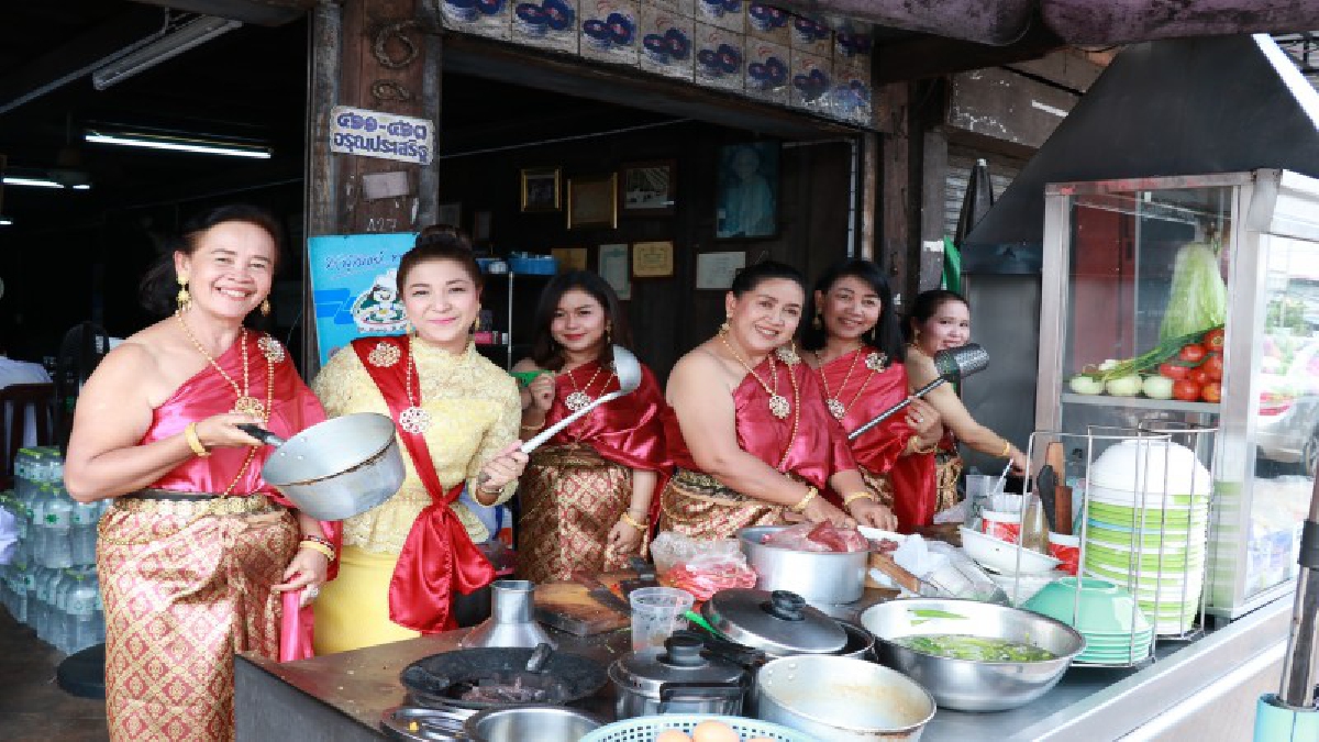 อำนาจเจริญ ! ร้านอาหารตามสั่งชวนลูกค้าแต่งชุดไทย กินฟรีไม่อั้นเกาะกระแส "บุพเพสันนิวาส" (ชมคลิป)