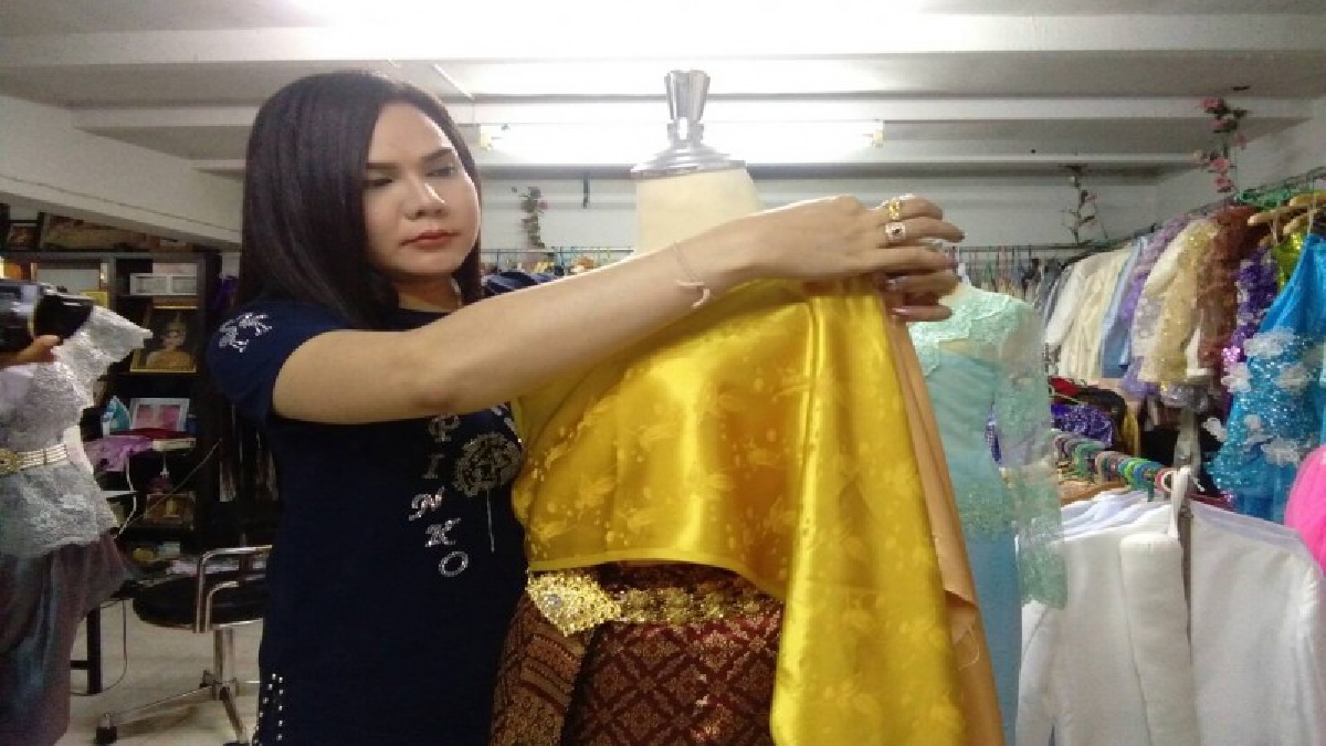 คนสตูลแห่ใส่ชุดไทย!!  ร้านเช่าชุดไทยชื่อดังเร่งตัดเย็บชุดไทยส่งลูกค้าแทบไม่ทัน หลังกระแสอุ่นไอรักและ ออเจ้าดัง พร้อมยอดสั่งชุดไทย