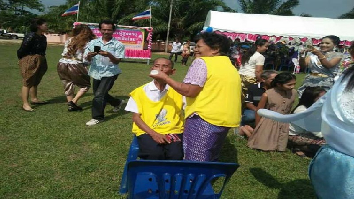 หัวเราะทั้งตำบล!! อบต.บางขันเมืองคอนร่วมกู้ภัยฯจัดแข่งกีฬาผู้สูงอายุ-ลูกหลานพกยาดม ฯลุ้นเชียร์พ่อแม่ ปูย่า ตายายอย่างสนุกสนานเต็มที่(ชมคลิป)