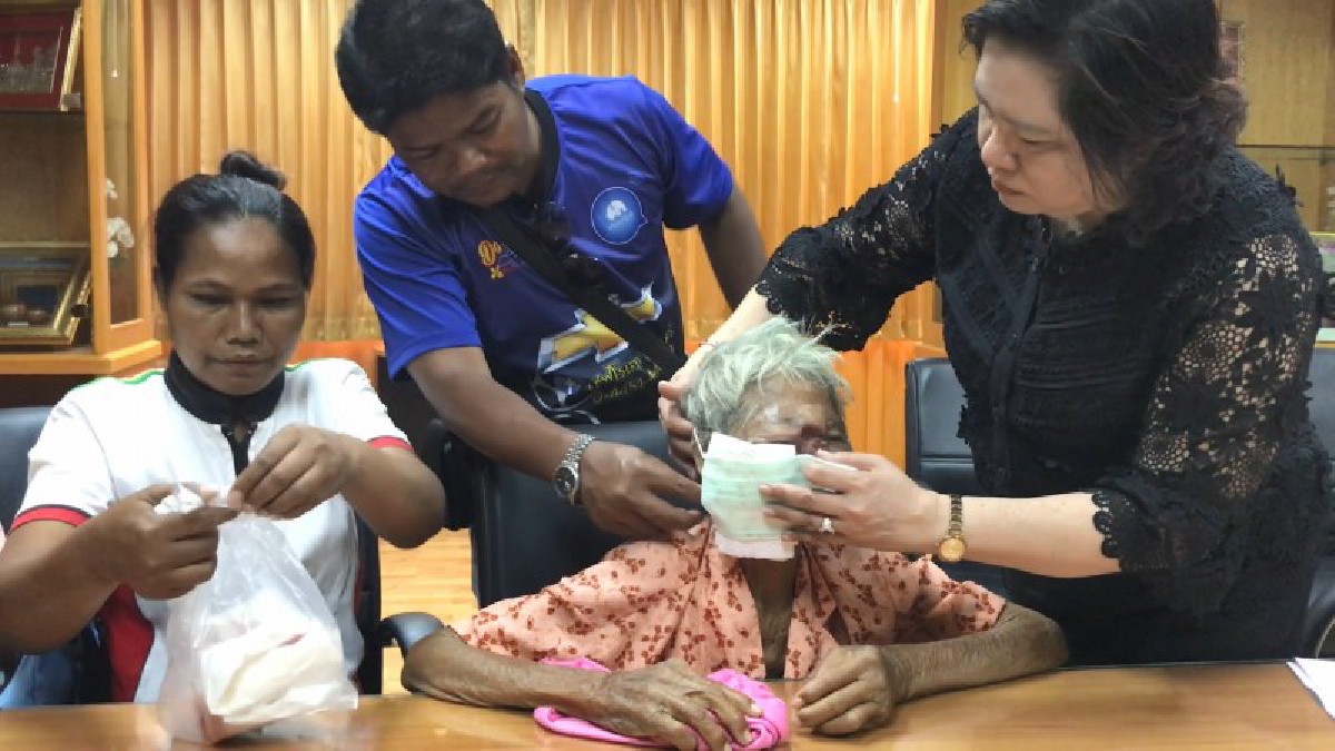 คุณยายหัส ป่วยมะเร็งโพรงจมูกมากว่า 3 ปี ทุกข์ทรมานจากแผลเรื้อรังเต็มใบหน้า เข้ารับการรักษาแล้ว "ฝากขอบคุณน้ำใจคนไทย ยายจะสู้ต่อไป"  (คลิป)