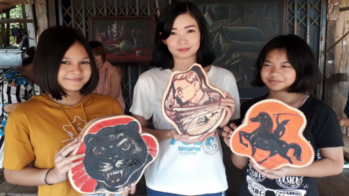 ไอเดียเจ๋ง ! ชาวบ้านเมืองบางขลังรวมกลุ่มผลิต “เขียงไม้โชว์ศิลปะ” สร้างรายได้นับหมื่นบาทต่อเดือน (คลิป)