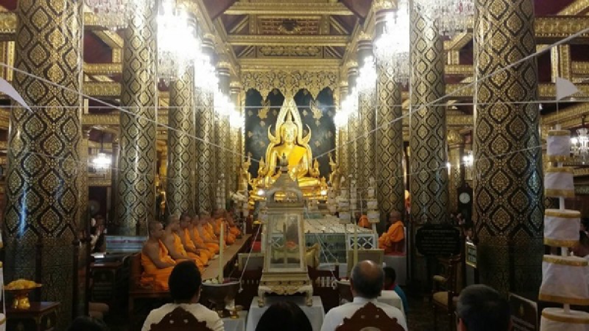 พิษณุโลก จัดพิธีเสกน้ำพระพุทธมนต์มหามงคลเนื่องในเทศกาลสงกรานต์ 100,000 ขวด นำไปมอบให้กับประชาชนที่เดินทางสัญจร (คลิป)