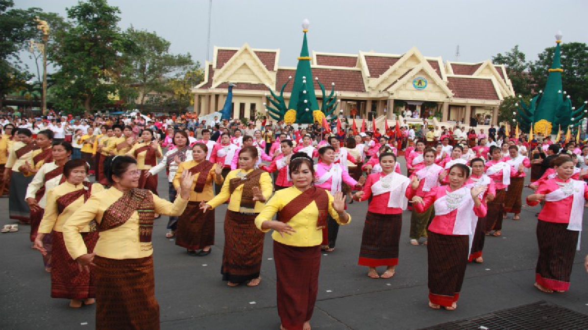 ชัยภูมิ ! ปิดถนนหน้าอนุสาวรีย์เจ้าพ่อพญาแลใจกลางเมือง เพื่อซ้อมรำครั้งใหญ่รำลึก 200 ปีเจ้าพ่อพญาแล (ชมคลิป)