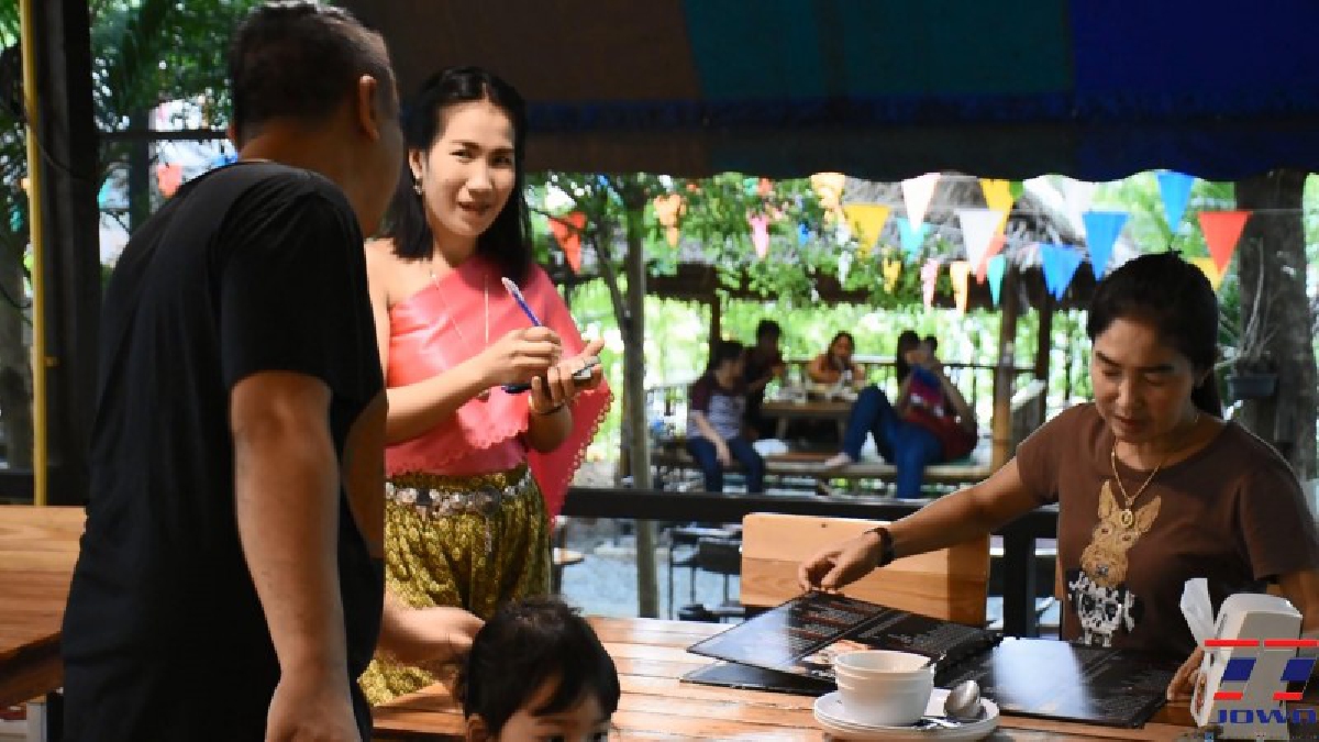 กระแสละครดัง “ออเจ้า” ส่งผลให้ผู้จัดการและพนักงานภายในร้าน “เป็นตาแซ่บ”ร้านอาหารชื่อดังในจังหวัดจันทบุรี แต่งชุดไทยเดินเสิร์ฟอาหาร (มีคลิป)