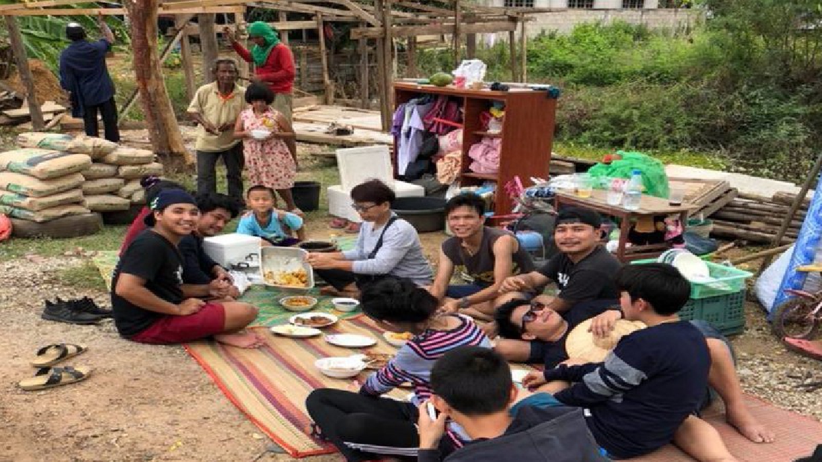 ทำดีไม่ต้องอายใคร คนทำจัญไรยังไม่เคยอายเลย" กลุ่มคนหนุ่มสาวเมืองอรัญประเทศ จับมือรวมน้ำใจโซเชียลฯ สร้างบ้านให้คุณตาผู้ยากไร้เก็บขวดขาย