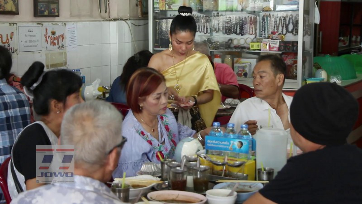 ร้านอาหารชื่อดังจังหวัดตรังแต่งชุดไทยสร้างสีสันให้กับร้าน