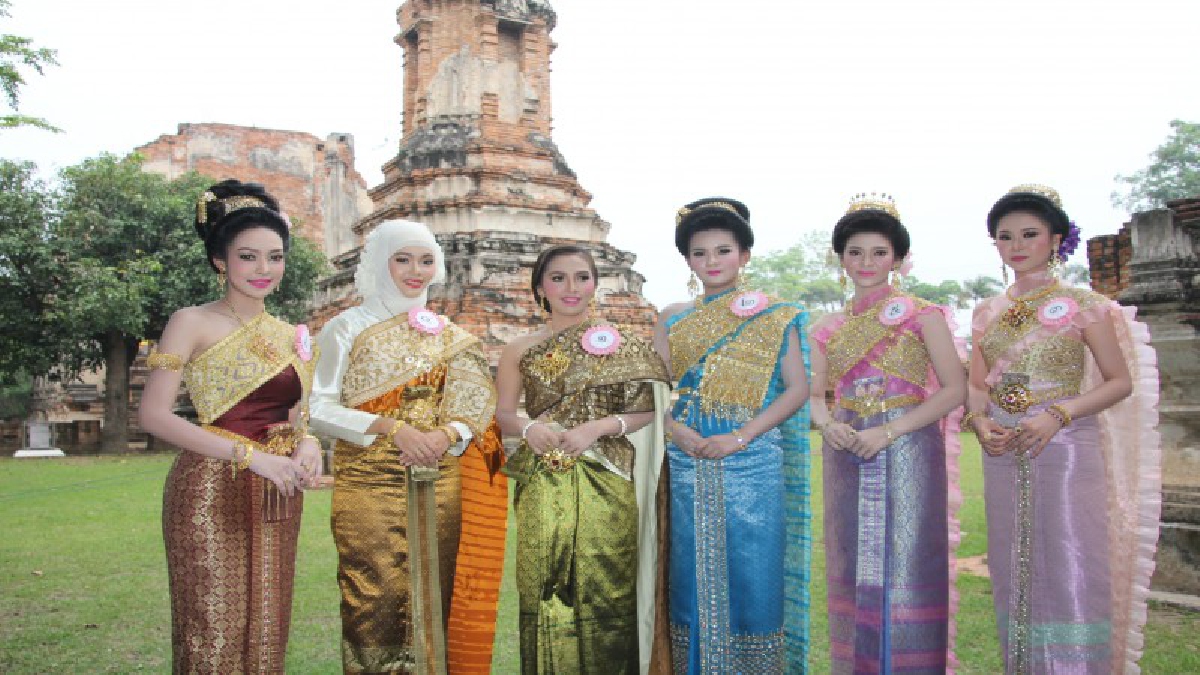 มรภ.กรุงเก่า  สืบสานวัฒนธรรมประเพณีสงกรานต์  ประกวดนางสงกรานต์   ก่อพระเจดีย์ทราย รดน้ำดำหัวขอพรจากผู้ใหญ่