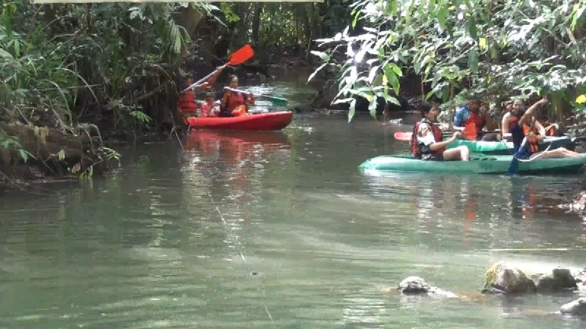 บอกได้คำเดียวต้องมา ! นทท.หนีร้อน แห่เล่นน้ำ ล่องเรือชมธรรมชาติ คลองสระแก้ว