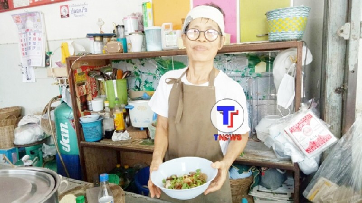 ต้องลอง ต้นตำหรับก๋วยเตี๋ยวหมู-เนื้อตุ๋น ลูกชิ้นแสงจันทร์ ท้ายตลาดเก่า โด่งดัง รสเด็ดดั้งเดิมเปิดมา 30 ปี หมดก่อนบ่าย 2โมงทุกวัน