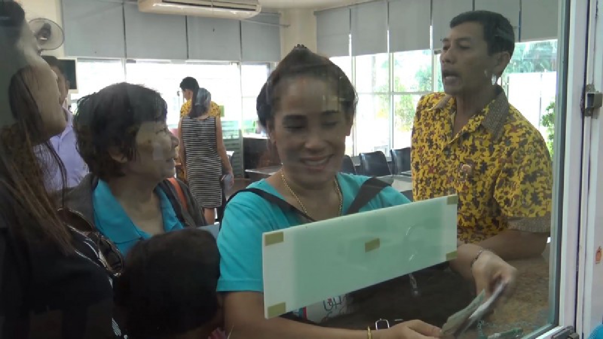 ชาวสงขลารอแลกเหรียญกษาปณ์รัชกาลที่ 10 แต่เช้าตรู่ (ชมคลิป)