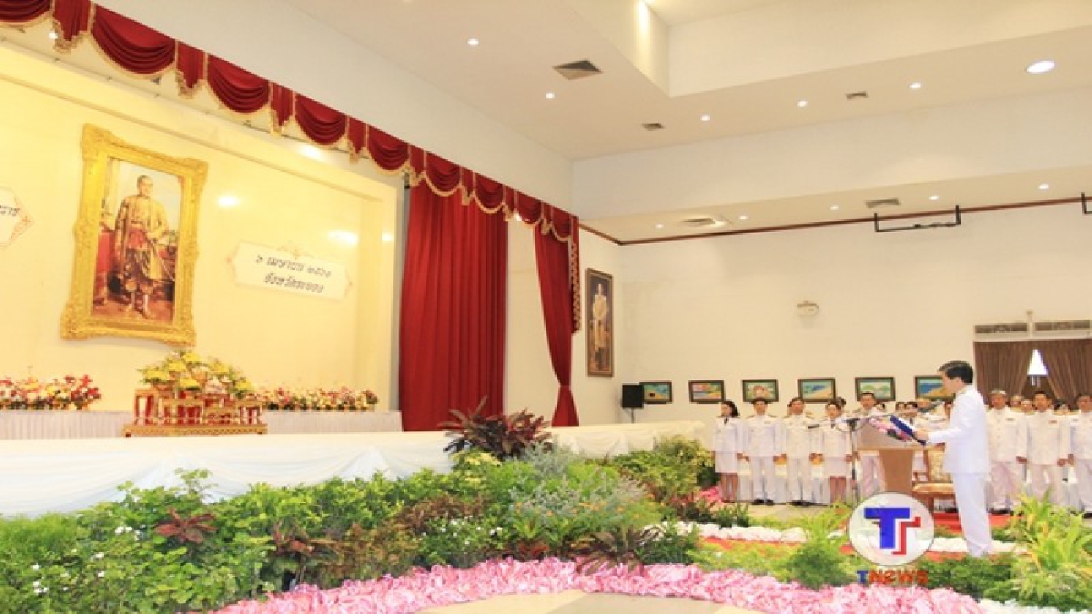 ผู้ว่าฯระยอง นำข้าราชการ และประชาชนชาวจังหวัดระยองทุกหมู่เหล่าวางพานพุ่มดอกไม้ วันจักรี