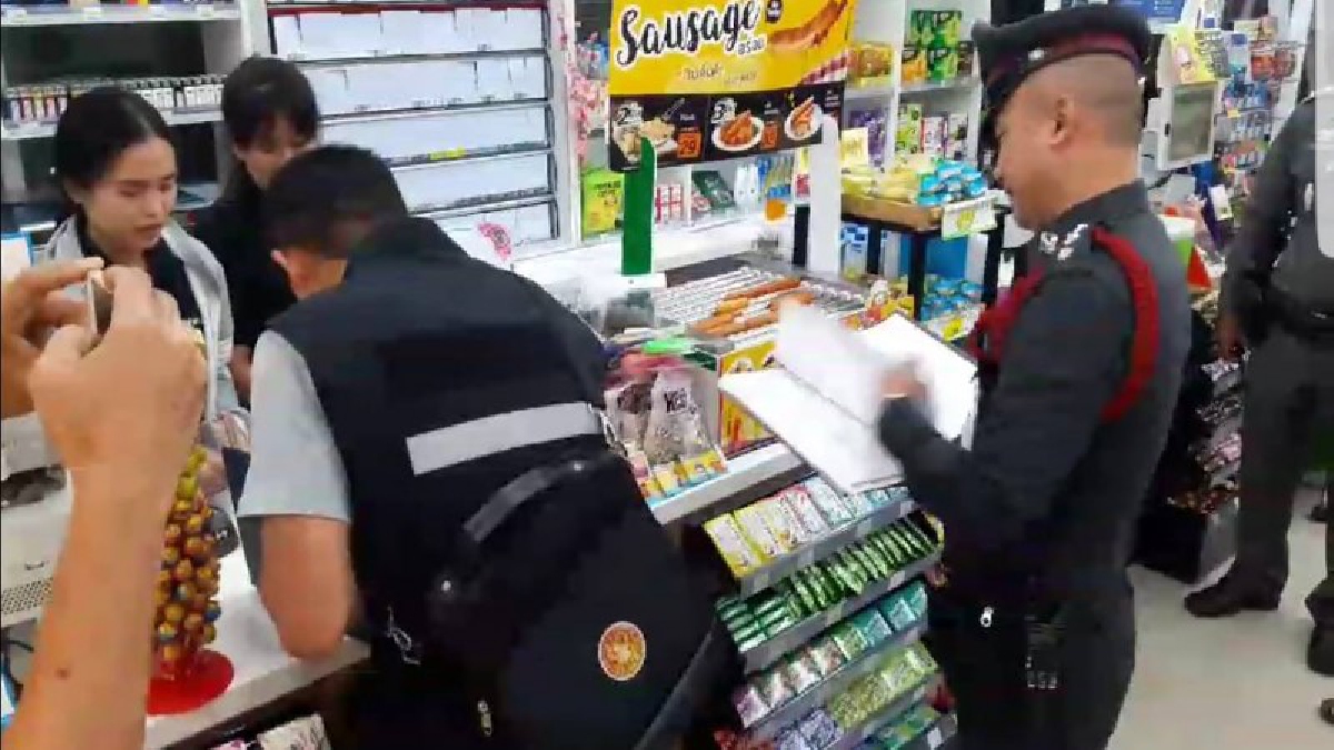 มันมากับฝน โดนเป็นหมื่น !! โจรควงมีดบุกร้านสะดวกซื้อ ช่วงฝนตกหนัก ชิงเงินเหรียญไป 10,000 บาท (มีคลิป)