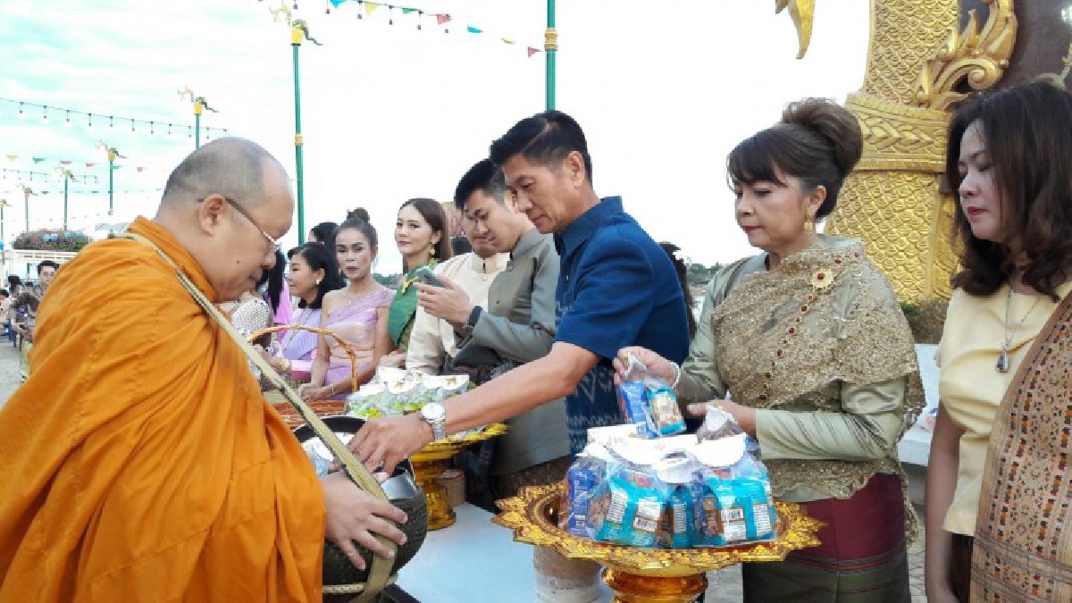 “ออเจ้า ตักบาตรริมโขงท่าเสด็จ”…พ่อเมืองหนองคาย นำชาวและนักท่องเที่ยว แต่งชุดไทยร่วมกิจกรรม “ออเจ้า ตักบาตรริมโขงท่าเสด็จ”