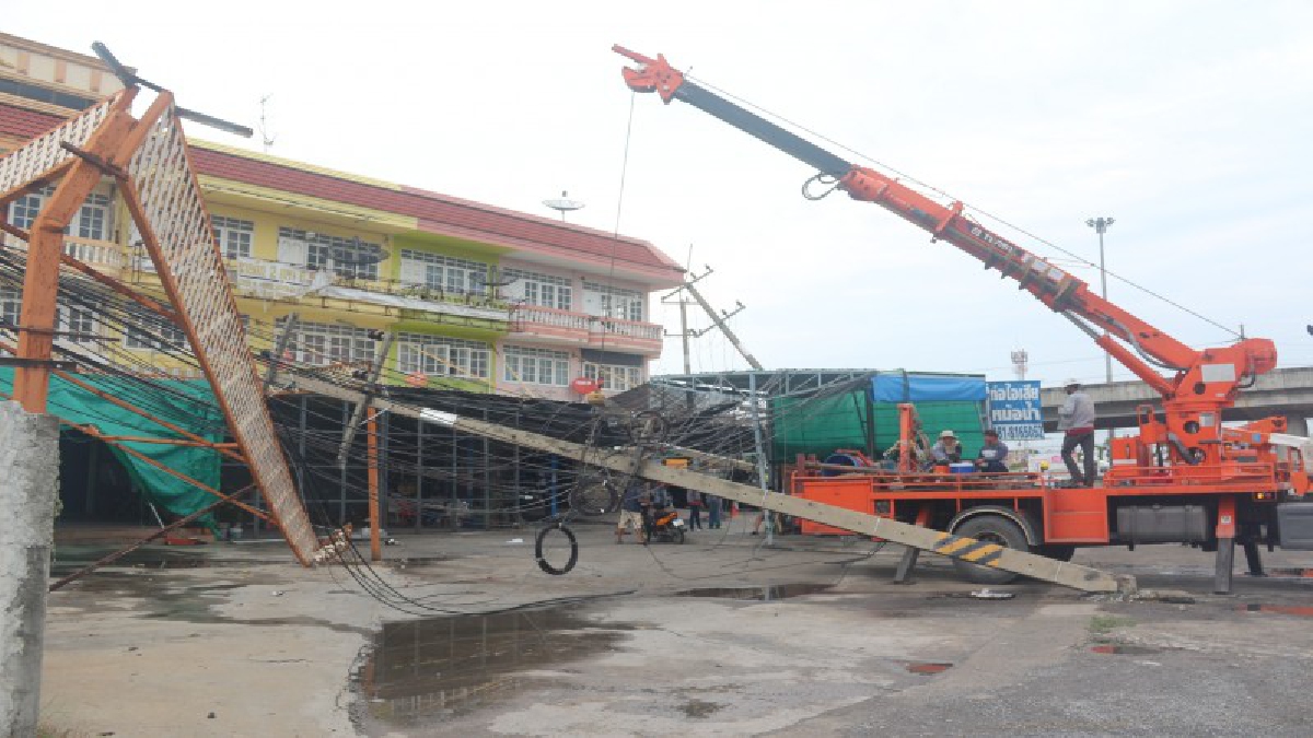 ปทุมธานี รถบัสหักหลบคนเดินข้ามถนนชนเสาไฟฟ้าตกข้างทางเสียหายกว่าครึ่งล้าน