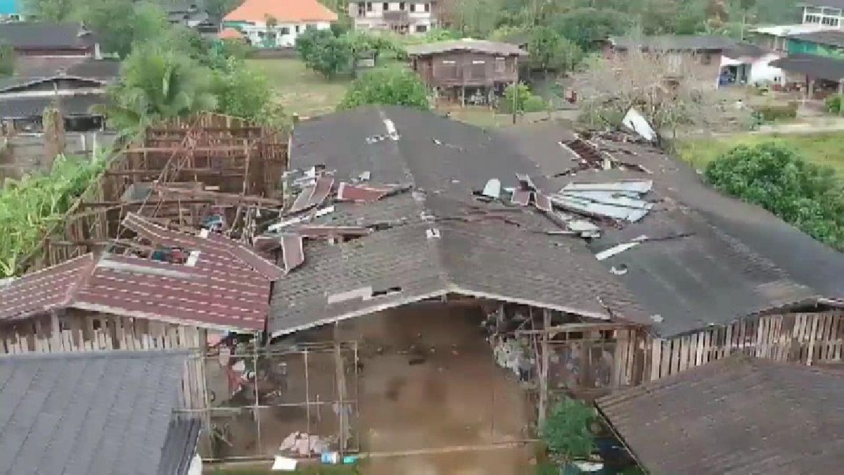 ถล่มอีกระลอก !! พายุฤดูร้อนพัดถล่มพะเยาบ้านเรือนเสียหายนับ 100 หลัง ทางการเร่งให้ความช่วยเหลือ