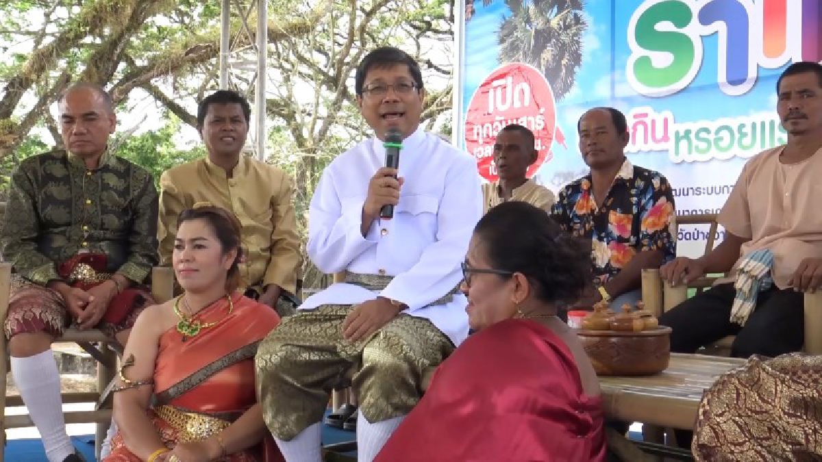ชาวรำแดงพร้อมใจแต่งชุดไทยย้อนยุคเปิดตลาดพรีเมี่ยมรำแดง