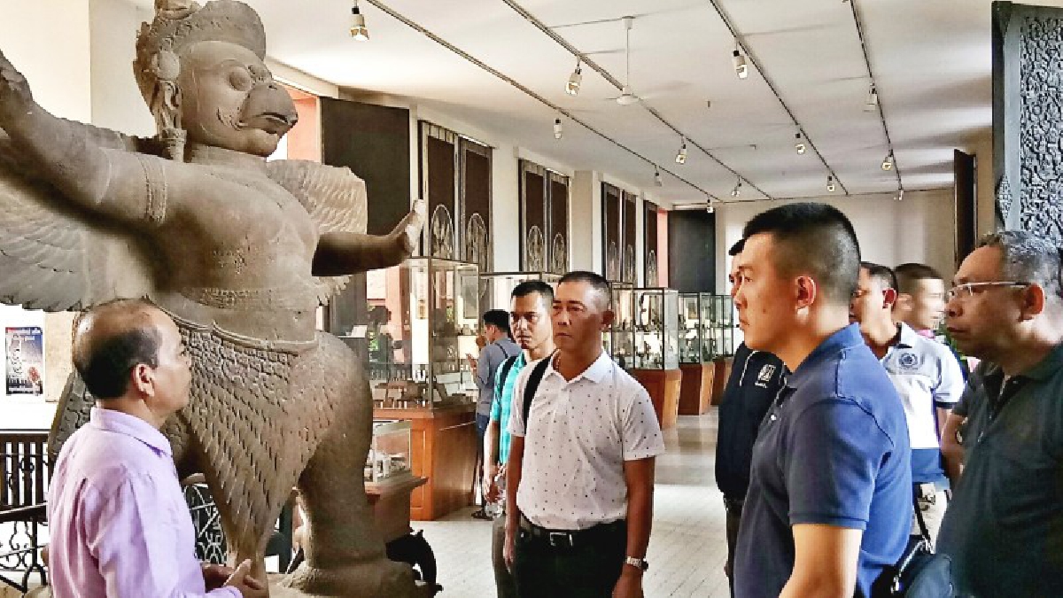 ทึ่งวัตถุล้ำค่านับพันปีของกัมพูชาในโอกาสทัศนศึกษาของหน่วยเรือเดินทางเยือนเมืองท่าราชอาณาจักรกัมพูชา