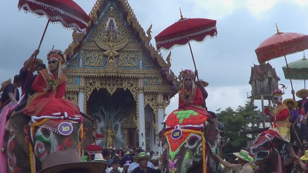 เริ่มแล้วสงกรานต์ ปิดเมืองแห่ช้างบวชนาคอย่างยิ่งใหญ่ท่ามกลางสายฝนที่ชุ่มฉ่ำ
