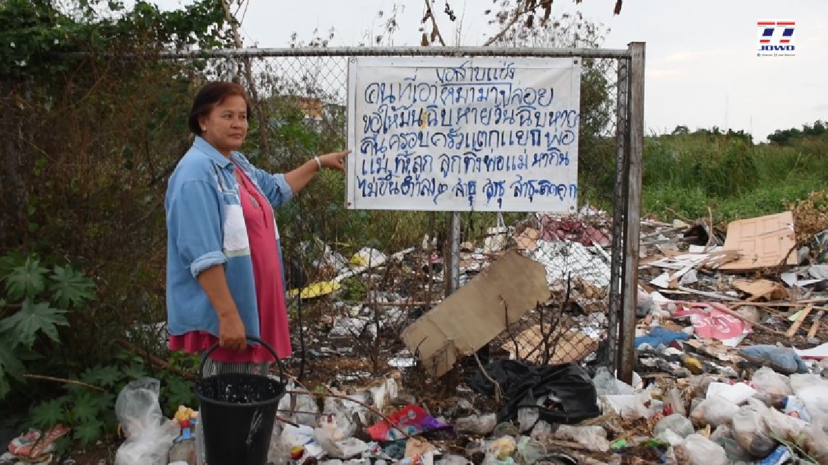 สุดทนถึงกับเขียนป้ายสาปส่ง ! หญิงสูงวัยหัวใจรักสุนัข เขียนป้ายสาปแช่งคนเอาสุนัขมาปล่อย แต่ละประโยคเจ็บแสบ แทบไม่ได้ผุดได้เกิด (คลิป)