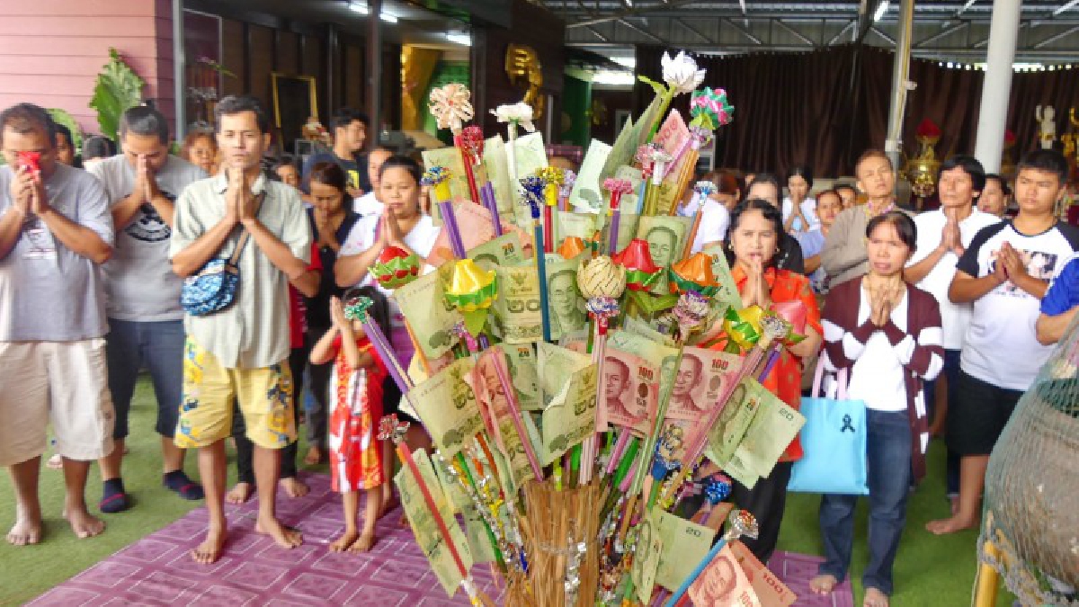 ปทุมธานี คอหวยรำแก้บนและร่วมทำบุญสร้างวิหารปู่ฤๅษีพรหมเมศร์หลังรับโชคจากกุมารเจ้าสัวเฮง