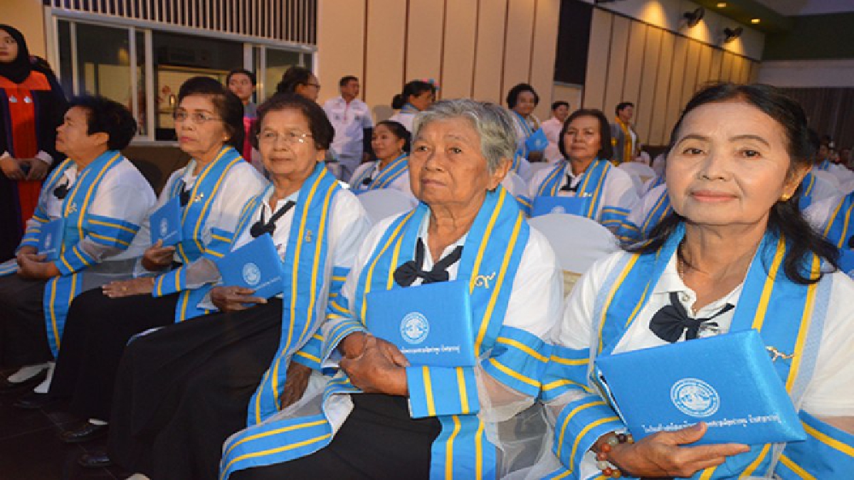 ชื่นมื่น....ผู้สูงอายุ เมืองคอน จบหลักสูตร รร.สร้างสุขภาพผู้สูงอายุ ตบเท้าเข้ารับปริญญา เผยลดปัญหาโรคซึมเศร้า การฆ่าตัวตาย