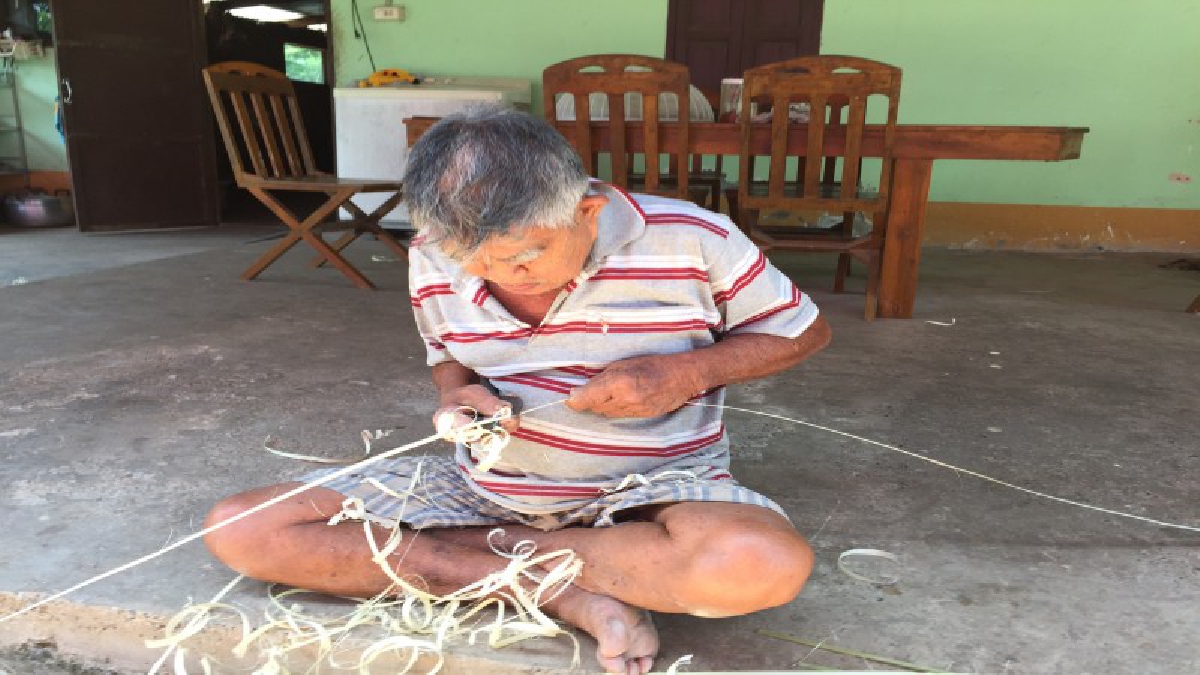 คุณตาเปรย วัย 80 ปี ครูช่างจักสาน-งานไม้ รุ่นเก๋า  สืบสานเอกลักษณ์ชาติ สร้างงานท้องถิ่น  (ชมคลิป)