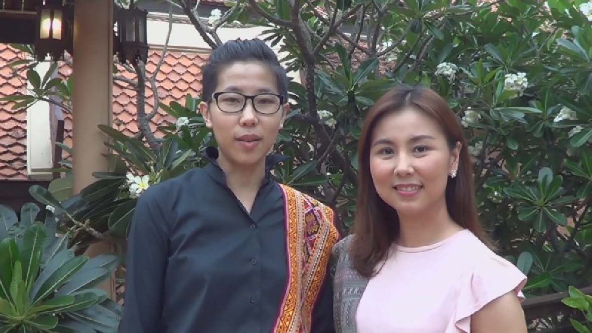 สองสาวหัวใจไทยสานต่อรัฐบาลนุ่งผ้าไทยรับนักท่องเที่ยวสงกรานต์ คาดเมืองพ่อขุนรามเงินสะพัดร้อยล้าน