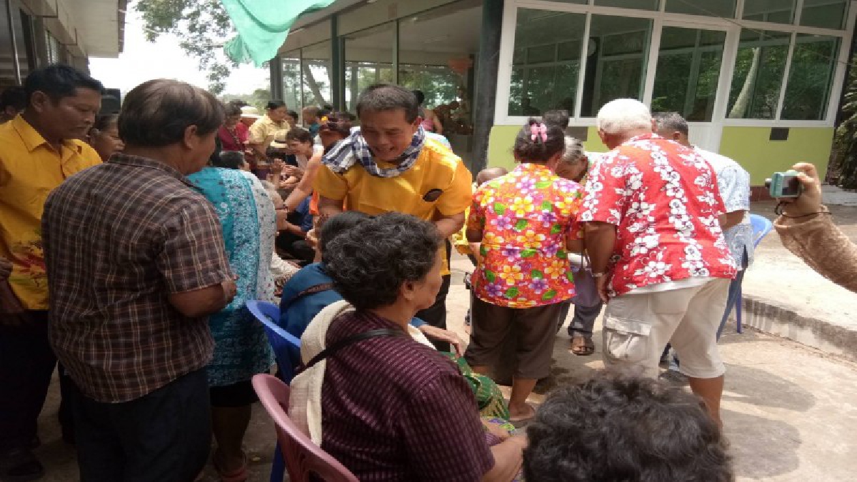 โคราช..จัดสืบสานประเพณีรดน้ำดำหัวผู้สูงอายุย้อนยุค ในช่วงเทศกาลสงกรานต์คึกคัก (มีคลิป)