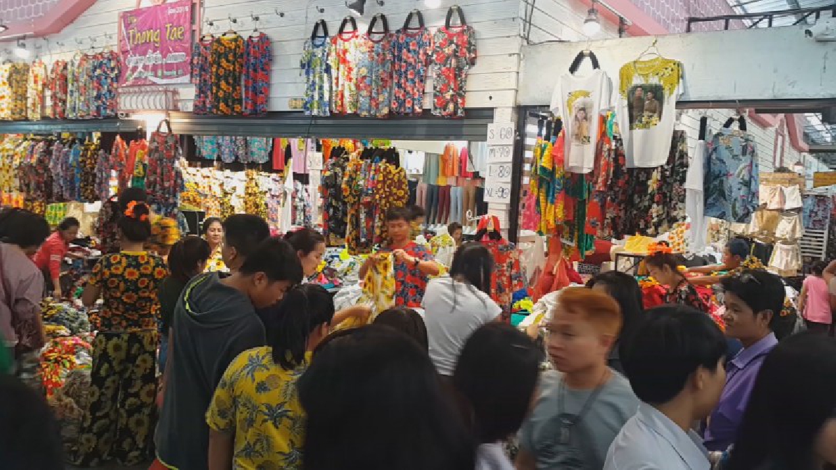 สุดคึกคัก ! ประชาชนชาวอุดรธานีและชาวสปป.ลาว แห่ซื้อเสื้อผ้าลายดอก-ลายไทย รวมทั้งชุดไทย สีสันสดใส ไปใส่ช่วงเทศกาลสงกรานต์ (ชมคลิป)