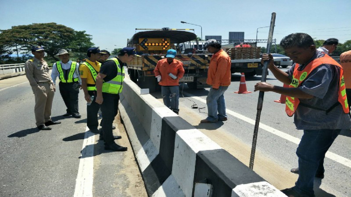 ปทุมธานี แขวงทางหลวงติดตั้งอุปกรณ์อำนวยความปลอดภัยจุดที่น้องอินเกิดอุบัติเหตุ หวั่นเกิดซ้ำช่วงสงกรานต์