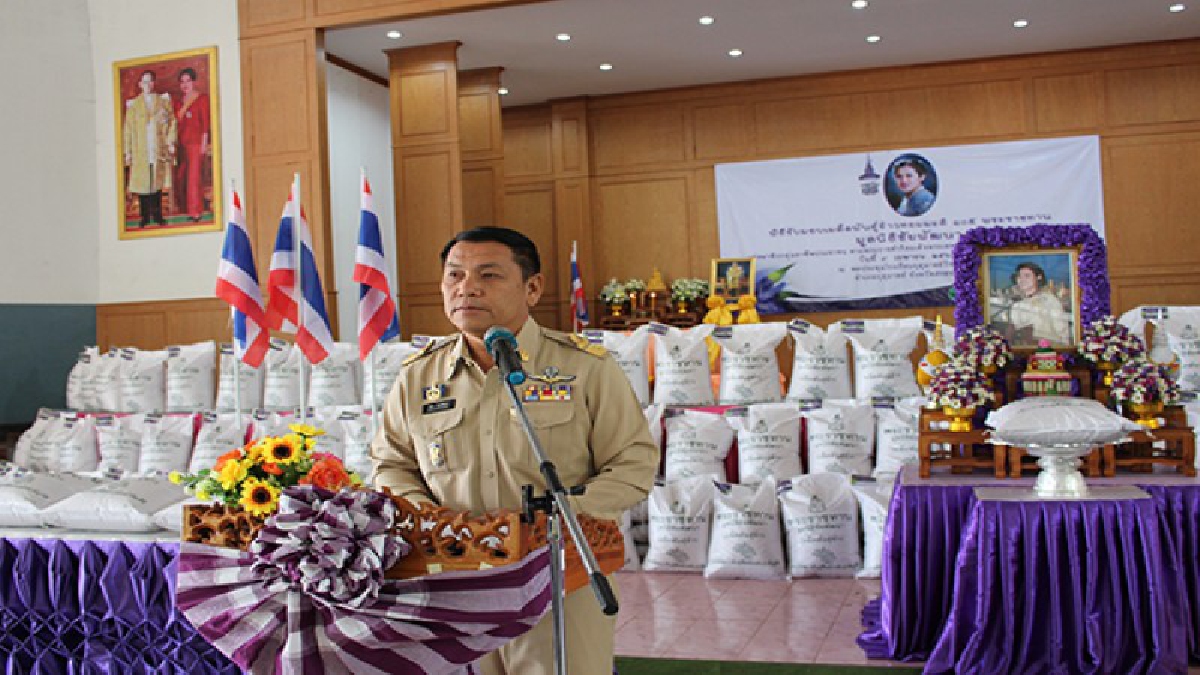 สกลนคร ! มอบพันธุ์ข้าวพระราชทาน ช่วยผู้ประสบภัยน้ำท่วมในพื้นที่ไทโส้อำเภอกุสุมาลย์