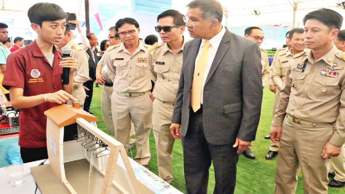 รมช กระทรวงศึกษาธิการ เปิดตัวพรีเซลล์ สิ่งประดิษฐ์นวัตกรรมผลงานอาชีวะเขต EEC