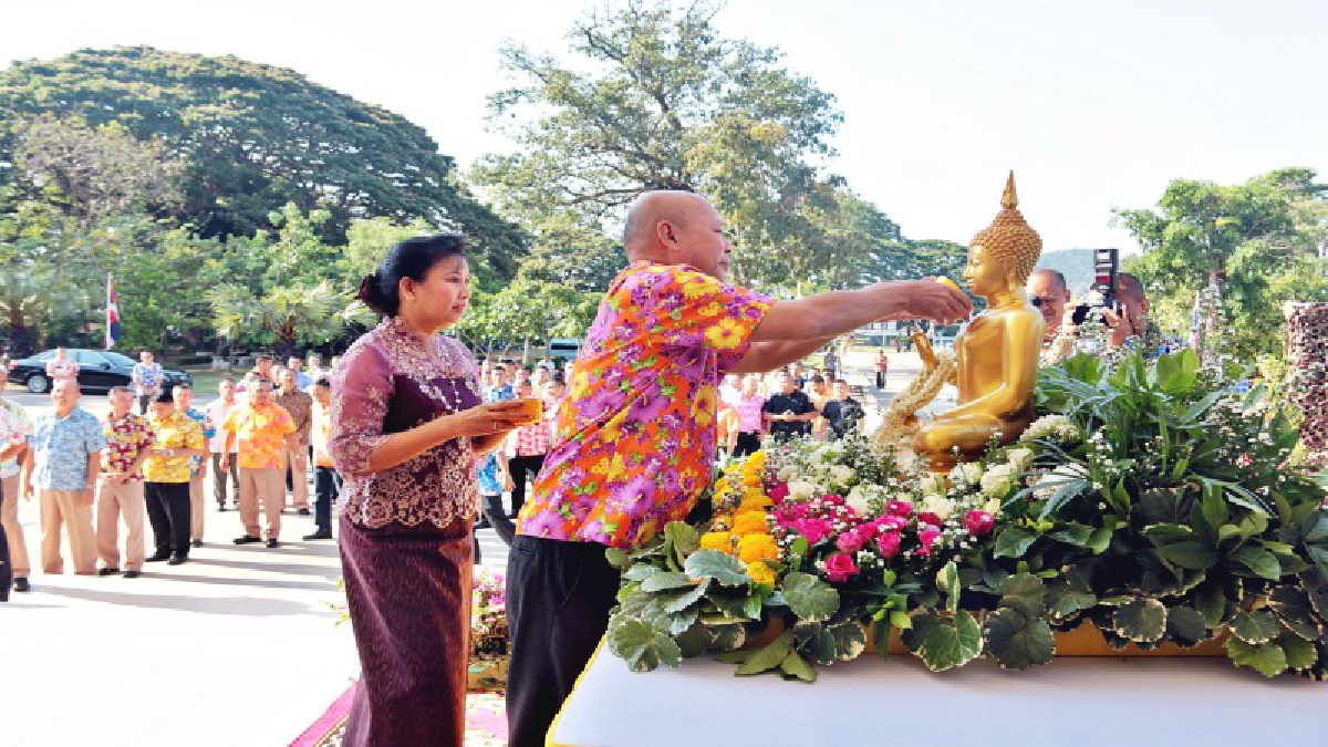 นาวิกโยธิน ร่วมสืบสานประเพณีสงกรานต์ นำข้าราชการทหารพร้อมครอบครัว ทำบุญตักบาตร ทรงน้ำพระและรดน้ำขอพรจากผู้บัญชาการหน่วยบัญชาการนาวิกโยธิน