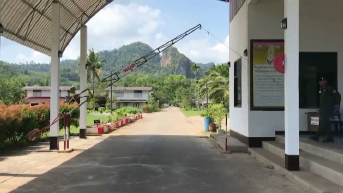 งามไส้ !!! ตชด.บุกรวบ ร.ต.ต.เมืองกระบี่ ลักลอบค้ายาบ้าให้วัยรุ่น ยึดของกลางได้กว่า 700 เม็ด (ชมคลิป)