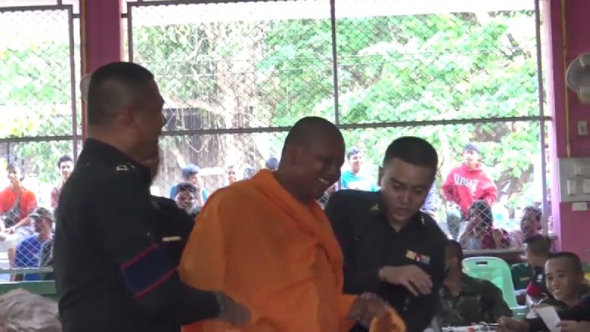 ลุ้นกันถ้วนหน้า !! เกณฑ์ทหารเมืองช้างคึกคัก "หลวงพี่" ถึงกับจีวรบิน เมื่อจับได้ ใบแดง ทบ.1 สาว 2 ก็ไม่เว้น (คลิป)