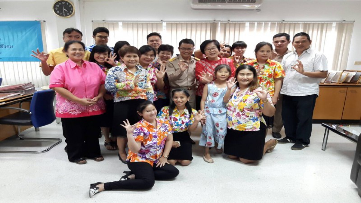 สปส.นครปฐมรดนำ้ขอพรเนื่องในวันปีใหม่ไทย
