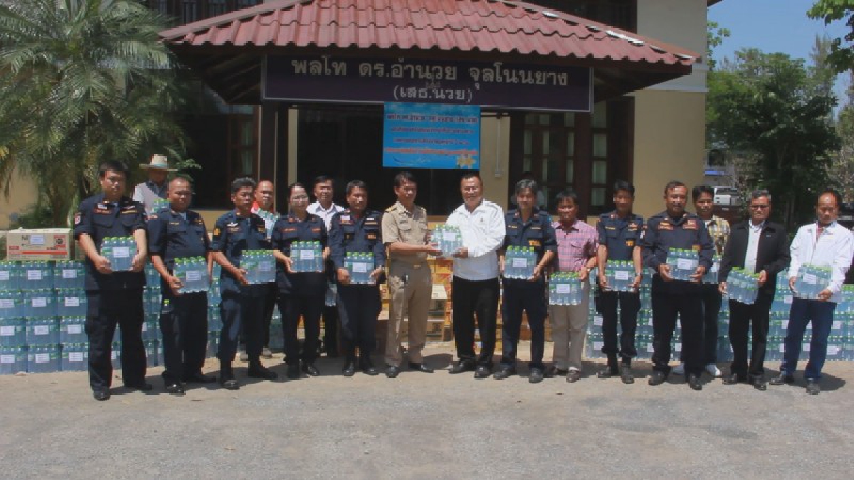 ภาคประชาชนร่วมช่วยด้วยใจ อุดรธานีเป็นหนึ่ง มอบน้ำดื่มและสิ่งของสนับสนุนเจ้าหน้าที่ประจำจุดตรวจ ในช่วงเทศกาลสงกรานต์ ประจำปี 2561