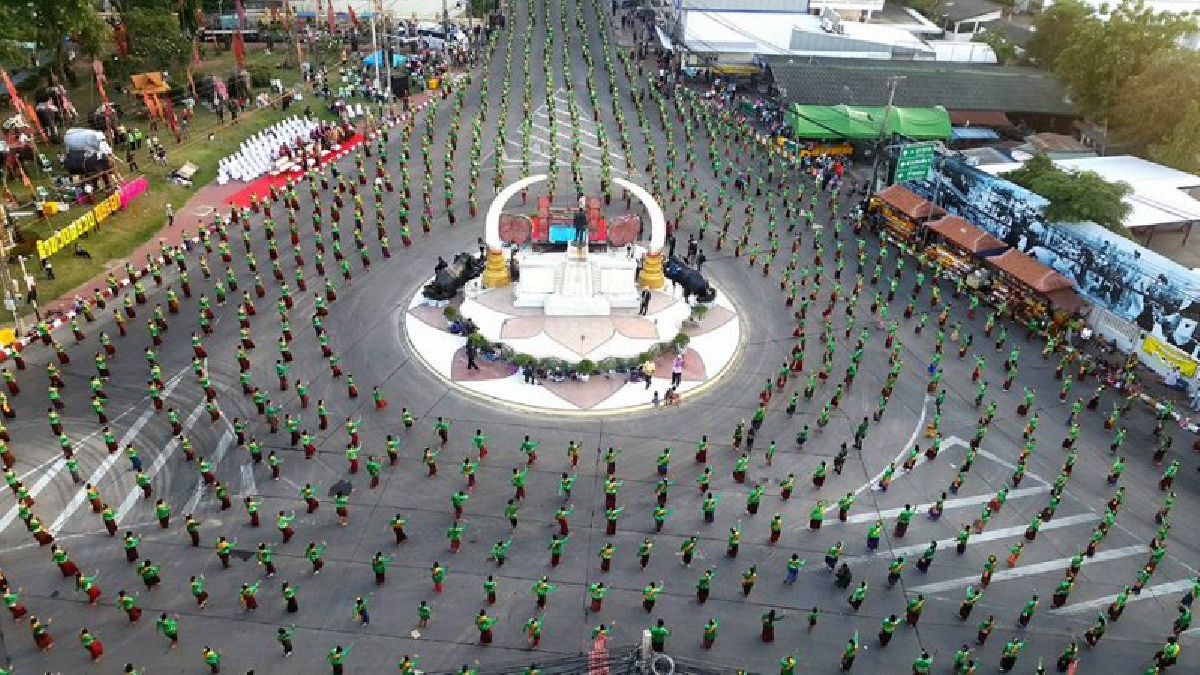 ยิ่งใหญ่อลังการ!! นักแสดงจิตอาสาเลือดสุรินทร์กว่า 3,000 ชีวิต แห่ซ้อมใหญ่รำบวงสรวงสืบศรัทธาพระยาสุรินทร์ภักดีฯ เจ้าเมืองสุรินทร์คนแรก (คลิป)